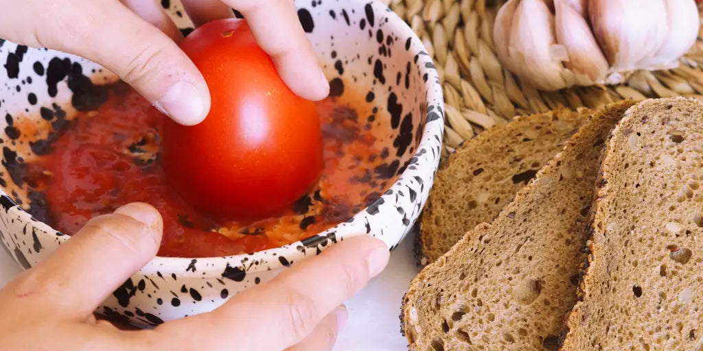 Andalusian Breakfast in Two Minutes: Bread with Tomato and Garlic