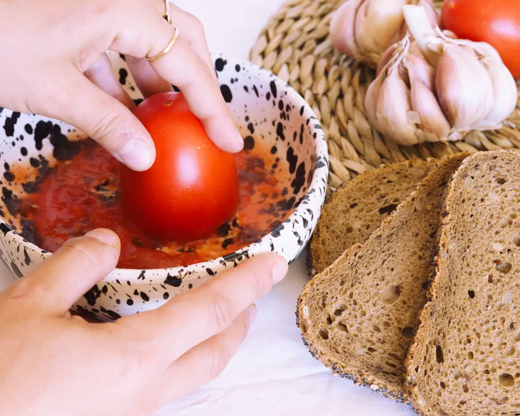Andalusian Breakfast in Two Minutes: Bread with Tomato and Garlic