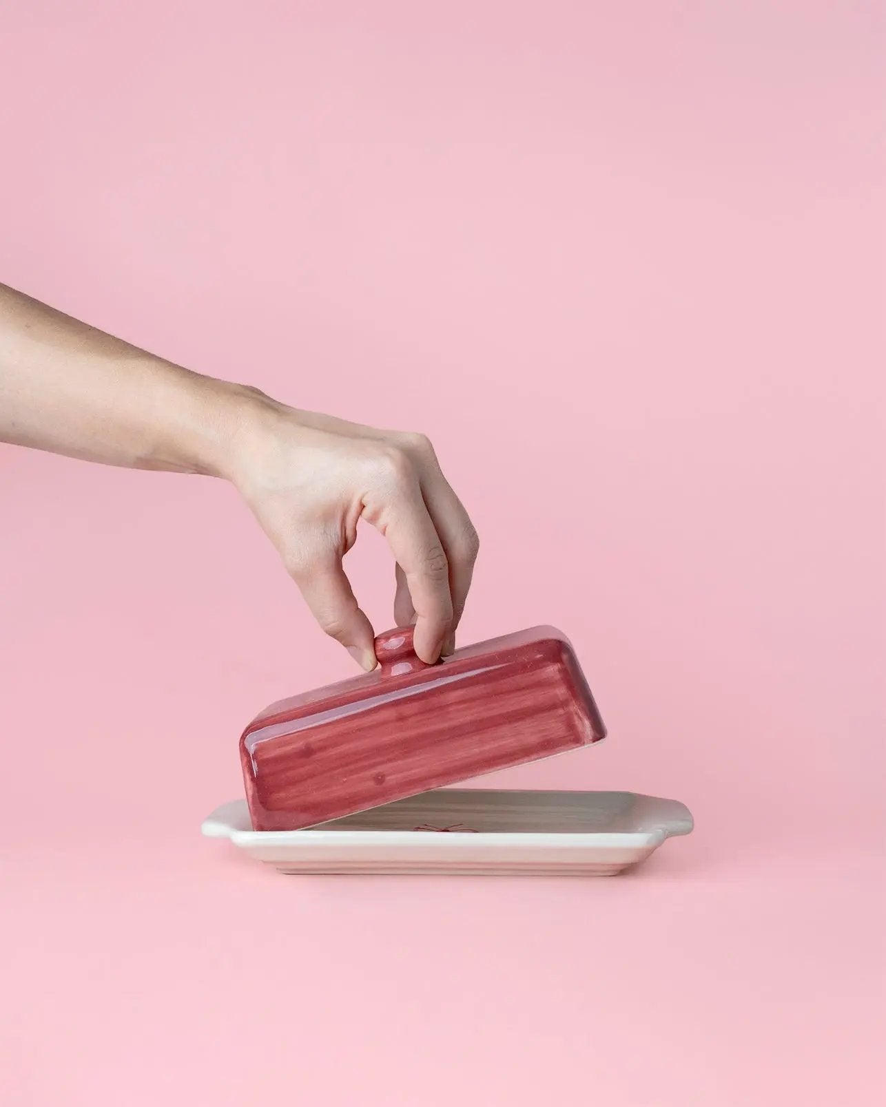Artisanal Burgundy Ceramic Butter Dish - Noelle – Handmade Butter Dish by Alfar Tierra Cocida - Kúbome