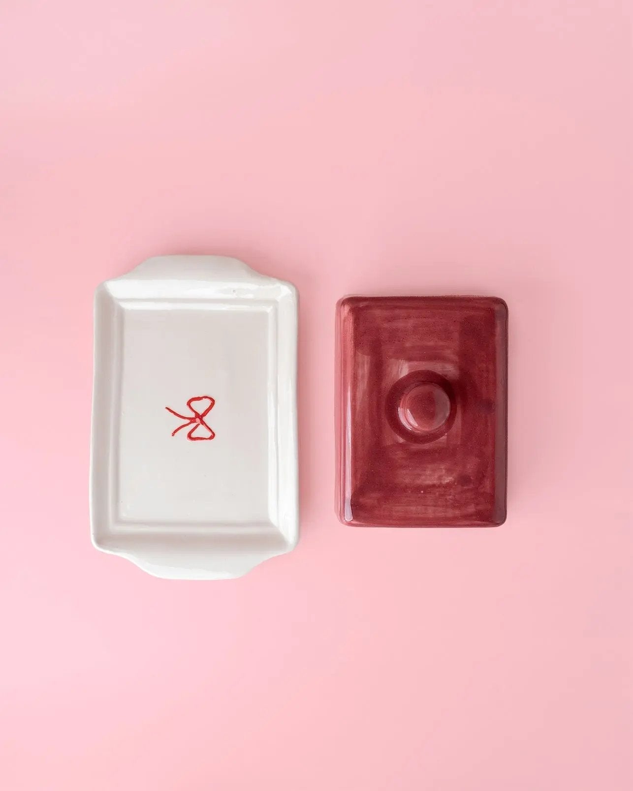 Artisanal Burgundy Ceramic Butter Dish - Noelle – Handmade Butter Dish by Alfar Tierra Cocida - Kúbome