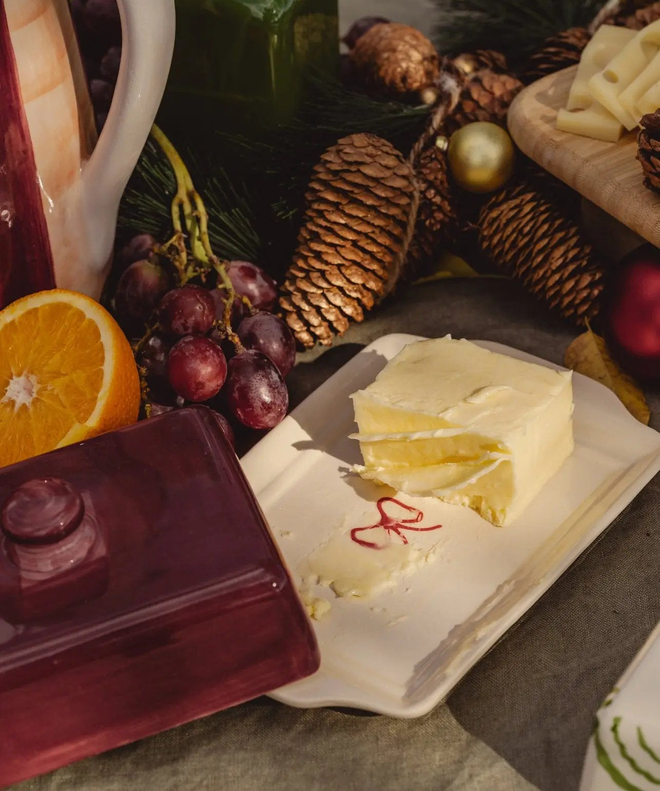 Artisanal Burgundy Ceramic Butter Dish - Noelle – Handmade Butter Dish by Alfar Tierra Cocida - Kúbome