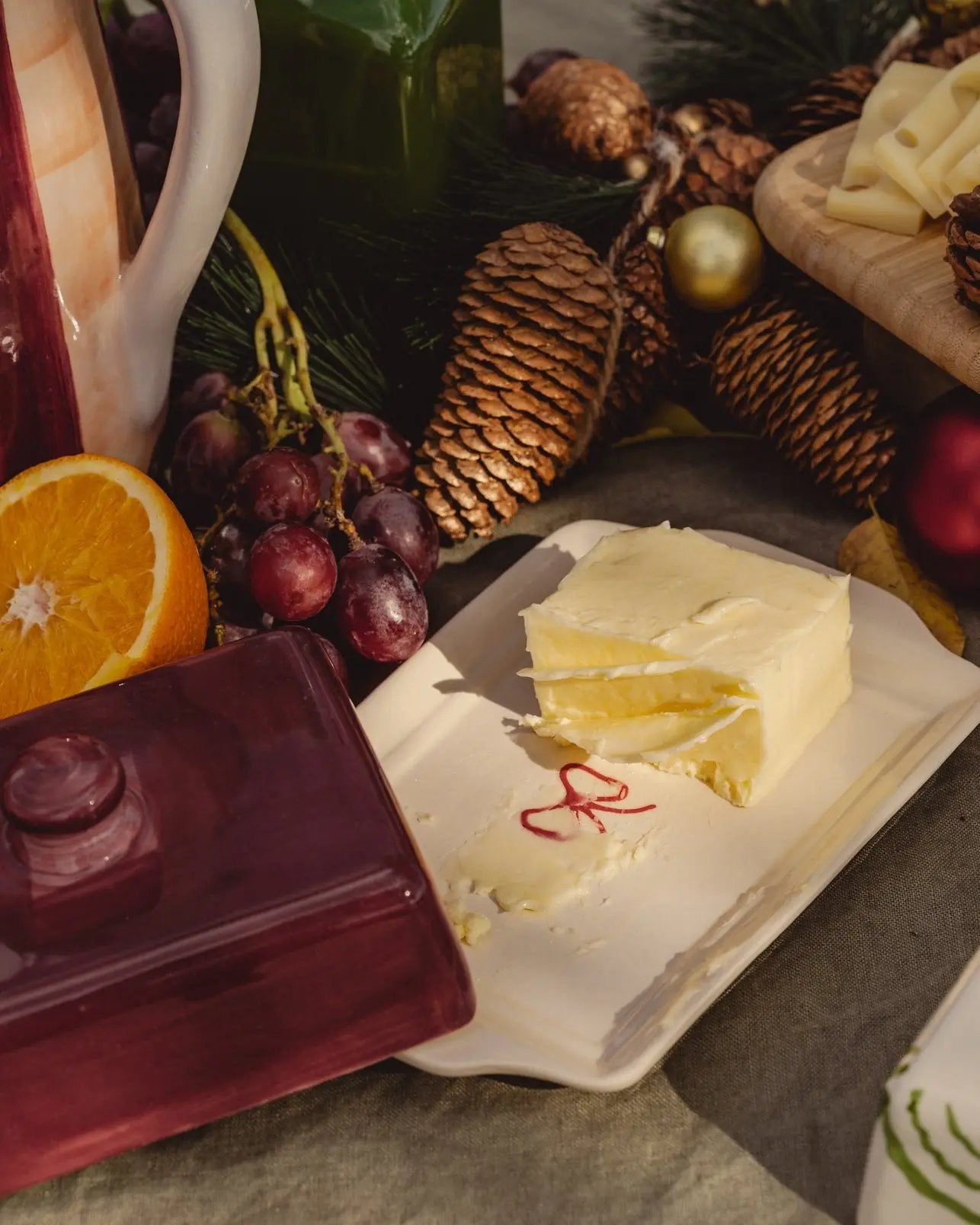 Artisanal Burgundy Ceramic Butter Dish - Noelle – Handmade Butter Dish by Alfar Tierra Cocida - Kúbome