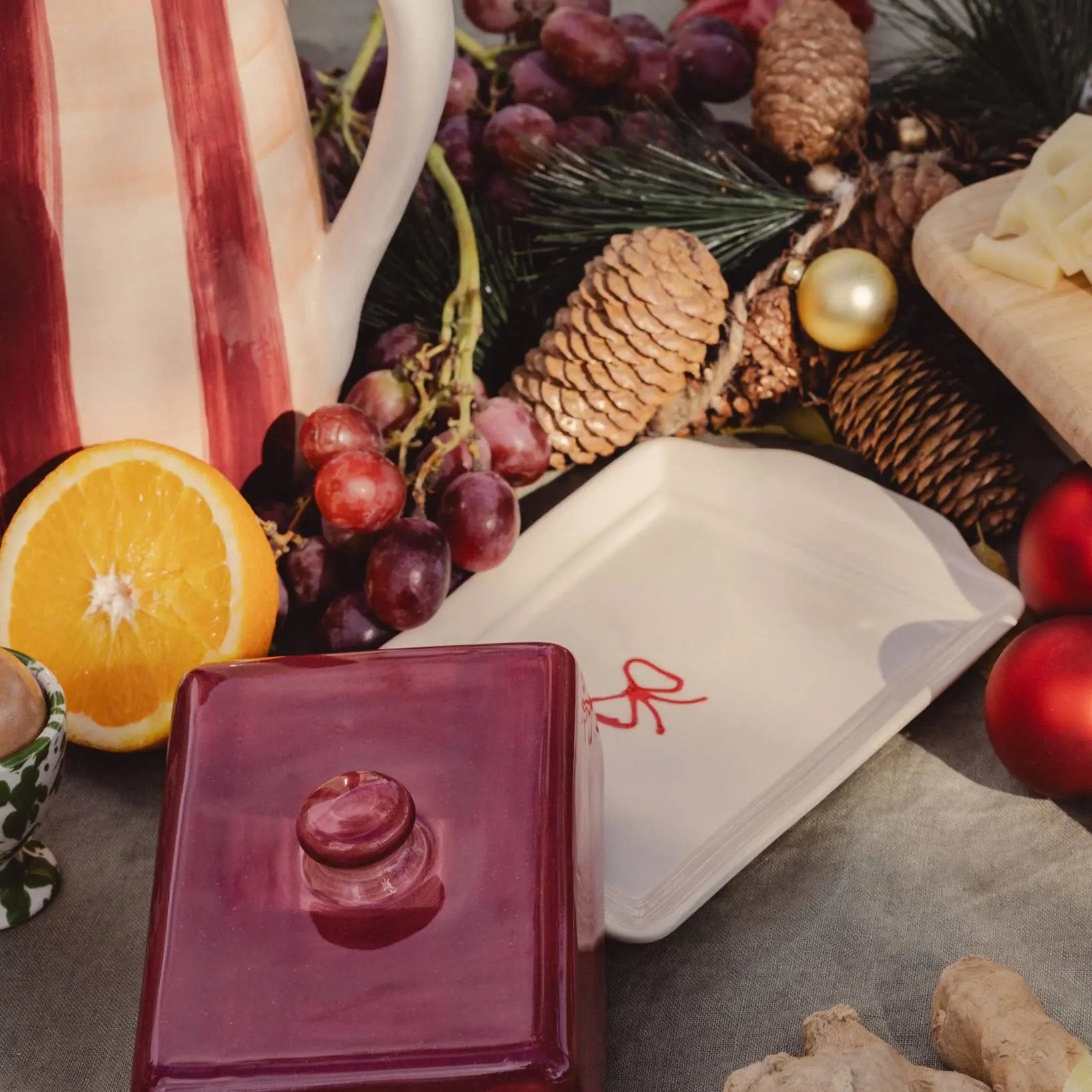 Artisanal Burgundy Ceramic Butter Dish - Noelle – Handmade Butter Dish by Alfar Tierra Cocida - Kúbome
