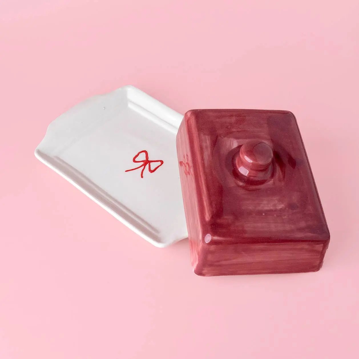 Artisanal Burgundy Ceramic Butter Dish - Noelle – Handmade Butter Dish by Alfar Tierra Cocida - Kúbome