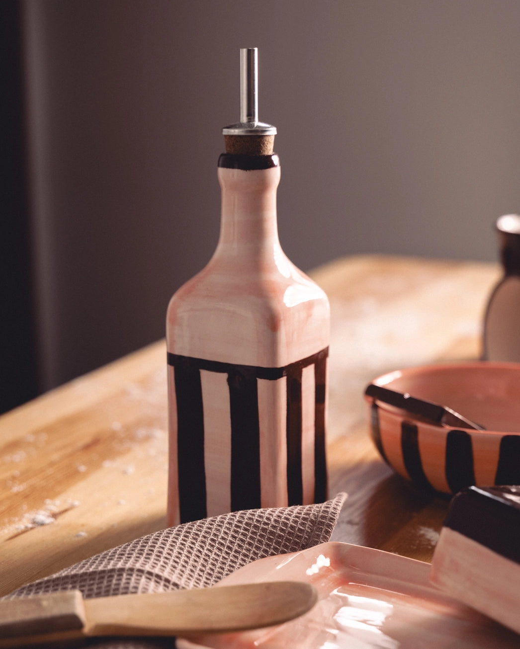 Ceramic Oil Dispenser 475ml - Chocolate – Handmade Oil Dispenser by Alfar Tierra Cocida - Kúbome