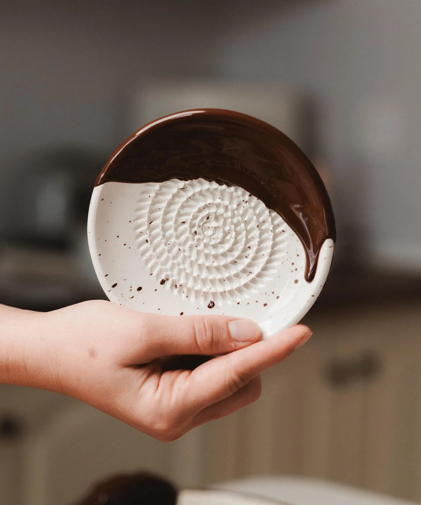 Small Ceramic Plate Food Grater - Hazelnut – Handmade Grater by Alfar Tierra Cocida - Kúbome