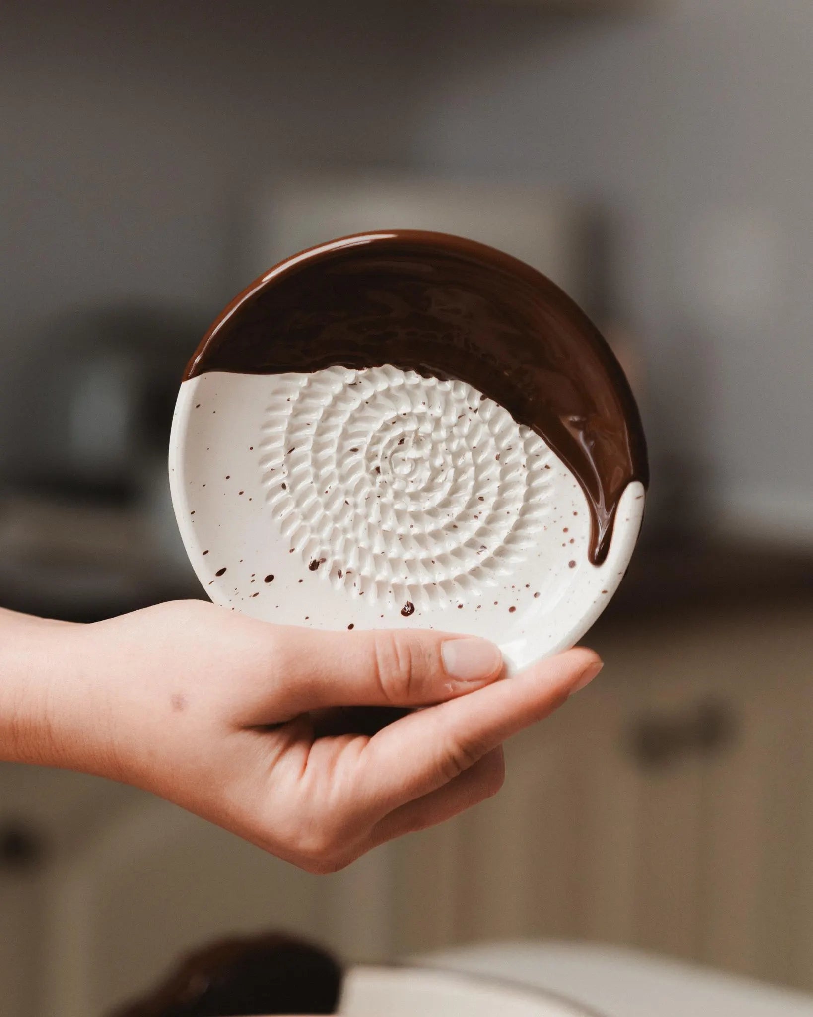 Small Ceramic Plate Food Grater - Hazelnut – Handmade Grater by Alfar Tierra Cocida - Kúbome