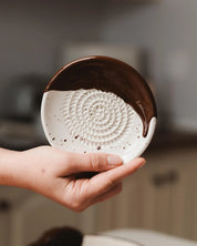 Small Ceramic Plate Food Grater - Hazelnut – Handmade Grater by Alfar Tierra Cocida - Kúbome