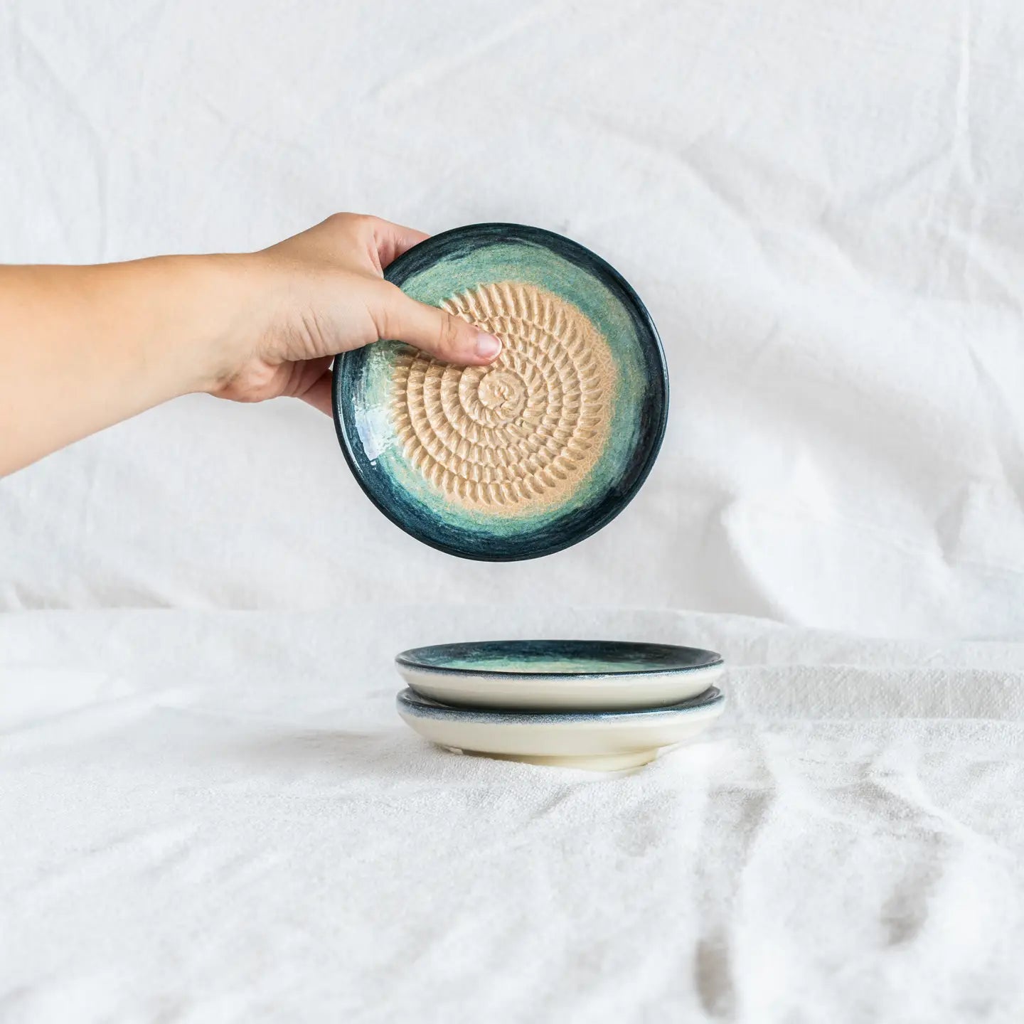 Small Grater Ceramic Dish - Brisa – Handmade Grater by Alfar Tierra Cocida - Kúbome