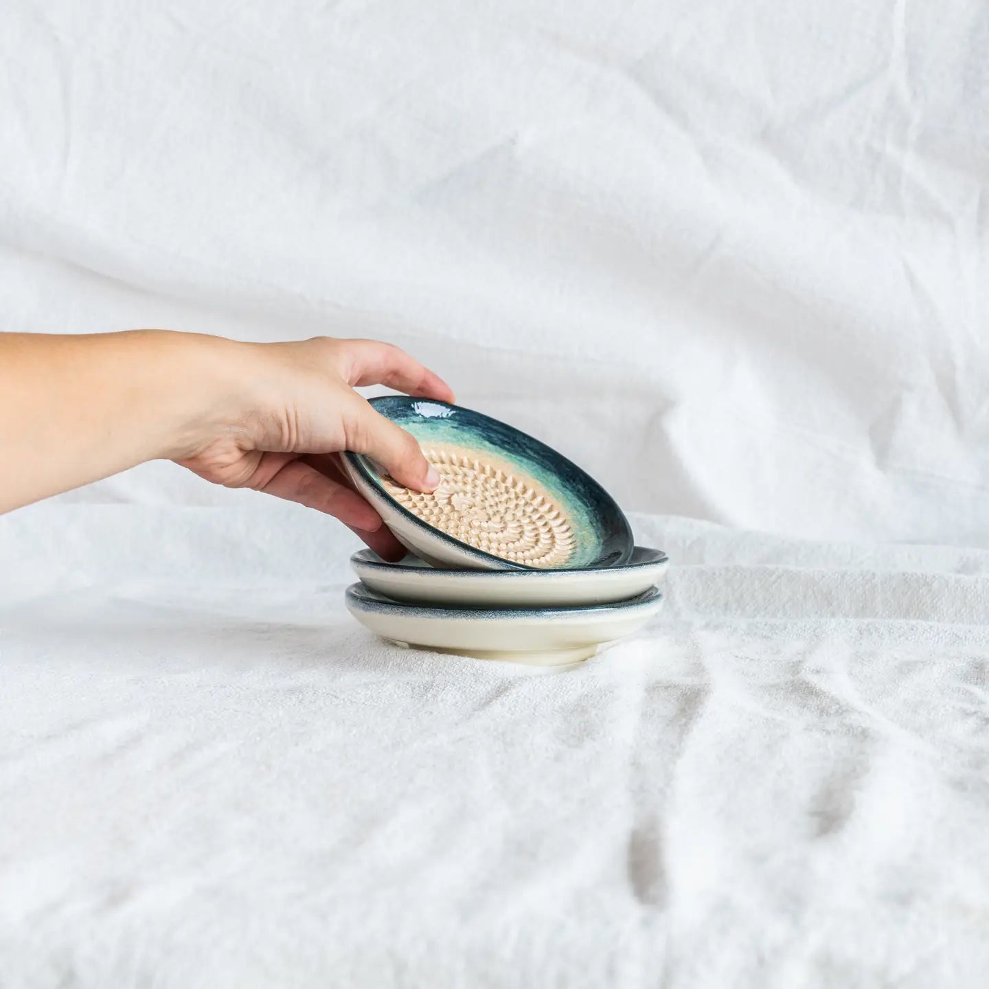 Small Grater Ceramic Dish - Brisa – Handmade Grater by Alfar Tierra Cocida - Kúbome