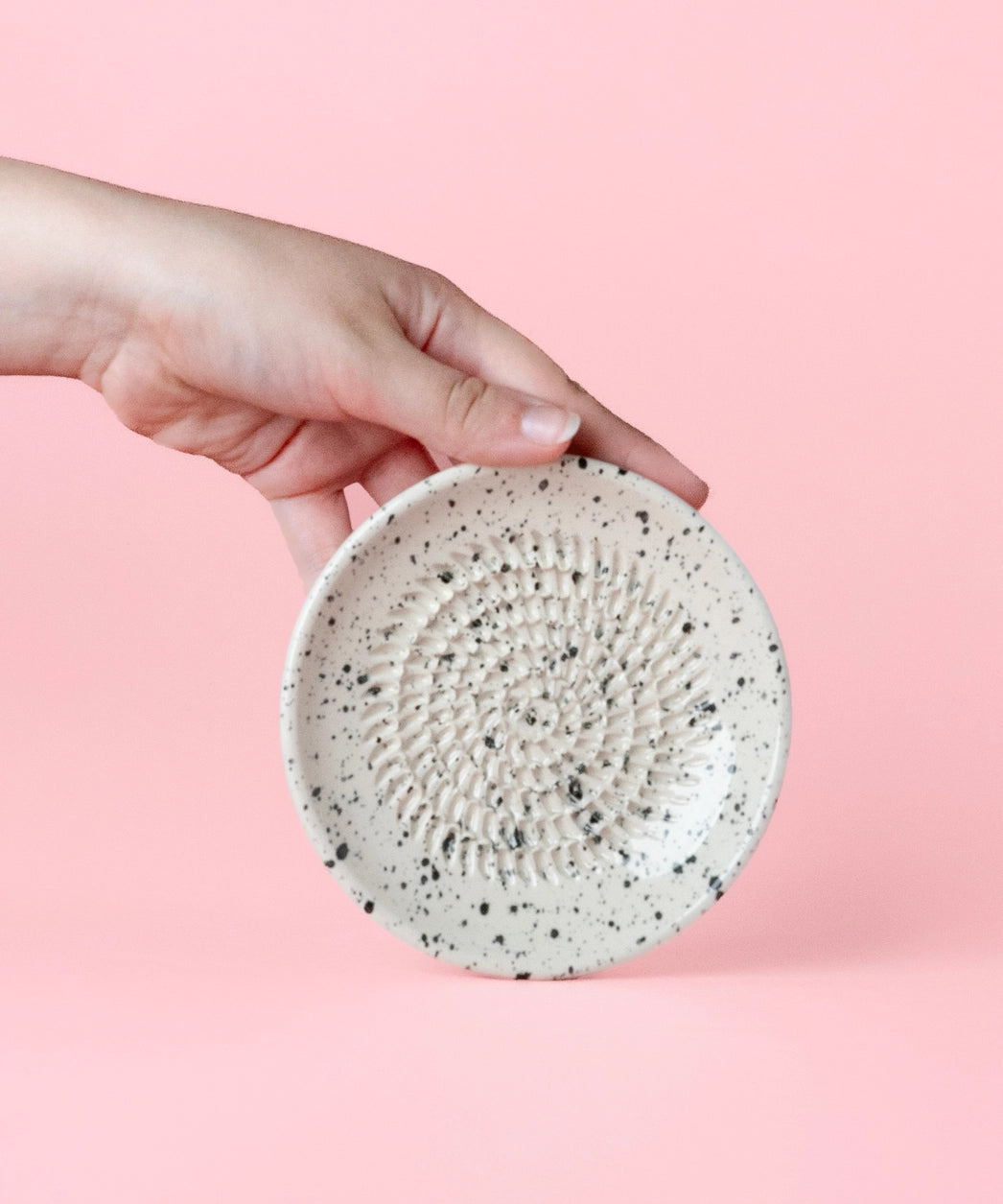 Small Grater Ceramic Dish - Oreo – Handmade Grater by Alfar Tierra Cocida - Kúbome