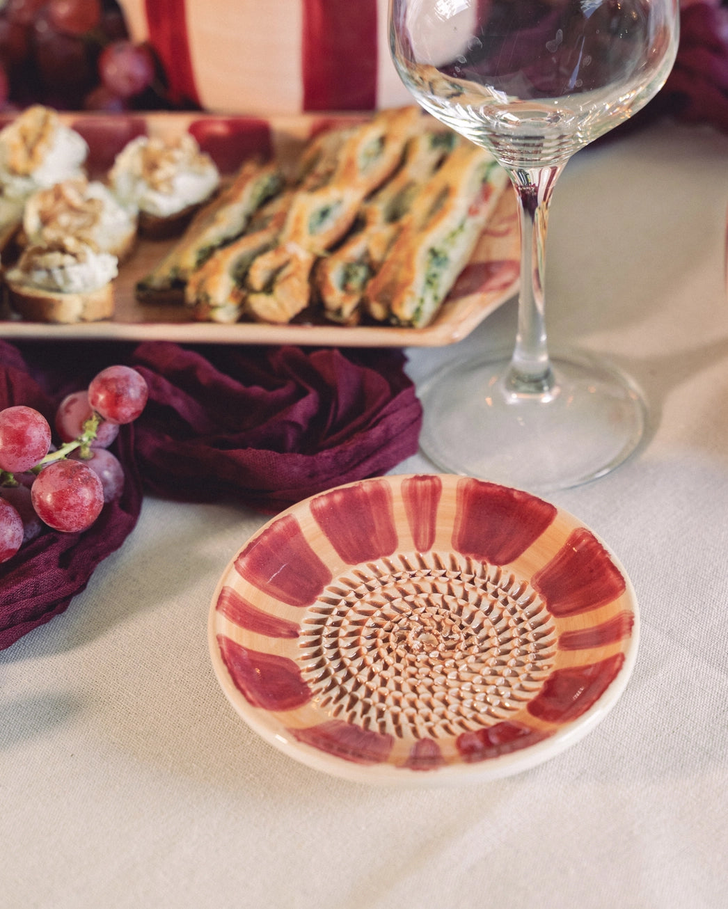 Small Grater Ceramic Plate - Noelle – Handmade Grater by Alfar Tierra Cocida - Kúbome